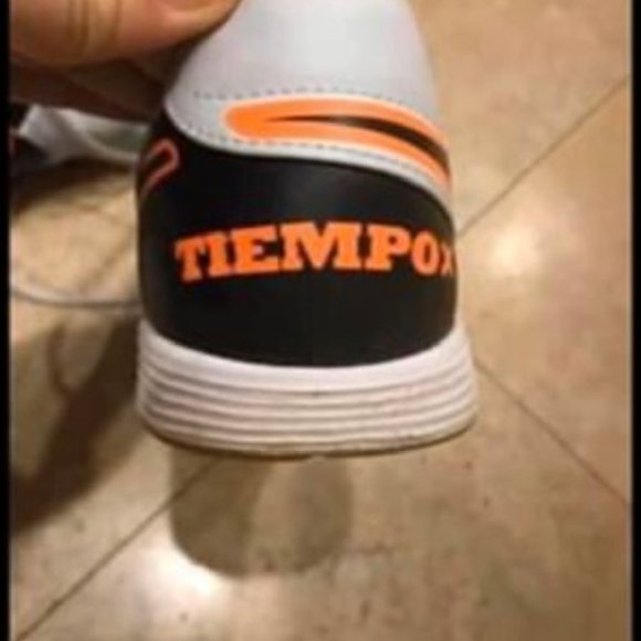 Nike soccer shoes - Picture 2 of 3